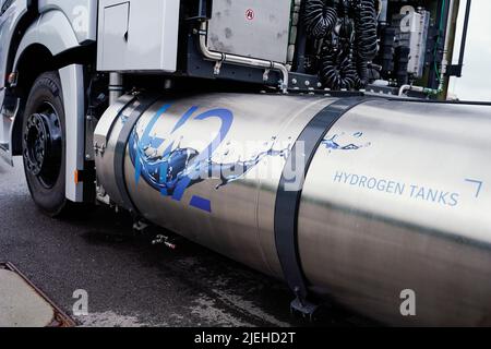 27. Juni 2022, Rheinland-Pfalz, Wörth am Rhein: Der Tank mit der Aufschrift 'H2 Wasserstofftanks' eines Wasserstoff-Testfahrzeugs vom Typ 'GenH2 Truck Prototype 2' steht auf einem Parkplatz am Werk Wörth des Lkw-Herstellers Daimler Truck. Dort wird das Wasserstoff-Testfahrzeug 'GenH2 Truck Prototype 2' vorgestellt. Foto: Uwe Anspach/dpa Stockfoto