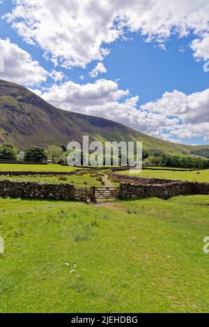 Der erhöhte Blick auf Wasdale Head an einem sonnigen Sommertag, Lake District Cumbria England Stockfoto