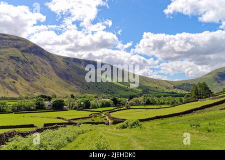 Der erhöhte Blick auf Wasdale Head an einem sonnigen Sommertag, Lake District Cumbria England Stockfoto