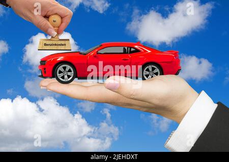 Hand mit Modellauto, Frauenhand, Roter Chevrolet, Camaro, ZL1, USA, Kfz-Kosten, Teuerungsrate, Benzinpreise, Modellauto, Blechspielzeug, Stockfoto