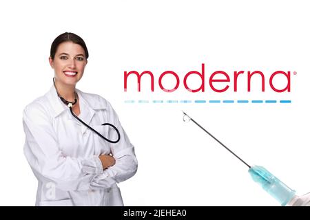 Junge Ärztin mit Stethoskop und Tabletten in der Hand, 30, 35, Jahre, brünet, Sommersprossen, Logo von moderna, Impulshersteller, Stockfoto