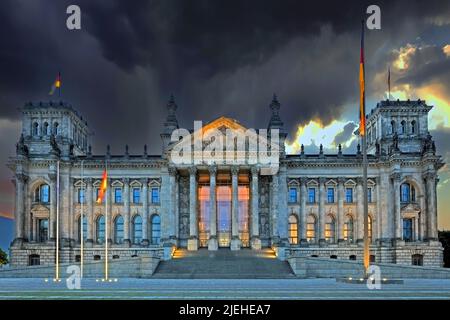 Der Reichstag in Berlin, Gewitterwolken am frühen Morgen bei Sonnenaufgang, Berlin, Deutschland Stockfoto