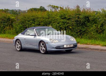 2003 Silver Porsche 911 Carrera 2 Tiptronic 3600cc Benziner Cabriolet; unterwegs zum Hoghton Tower für das Supercar Summer Showtime Car Meet, das von Great British Motor Shows in Preston, Großbritannien, organisiert wird Stockfoto