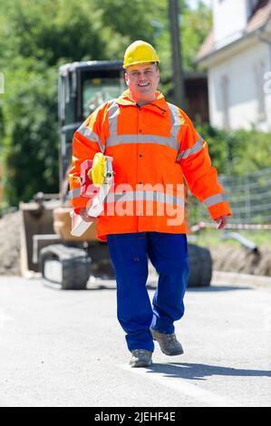 Arbeiter überprüft die Baustellenabsperrung , Mann, 35, 40, Jahre, Schutzhelm, Warnkleidung, Stockfoto