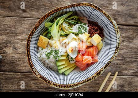 Portion Lachsschüssel mit Gemüse Stockfoto