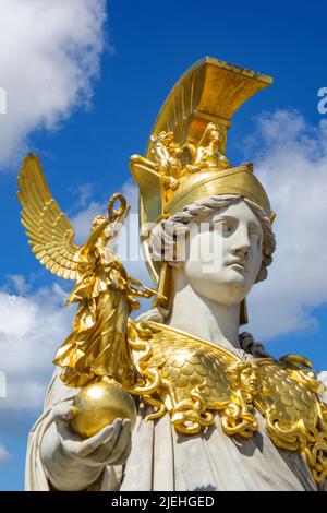 Das Parlament der Regierung in Wien, Österreich, Athene, Göttin der Weisheit, blauer Himmel, Cumuluswolken, Sommer, Stockfoto