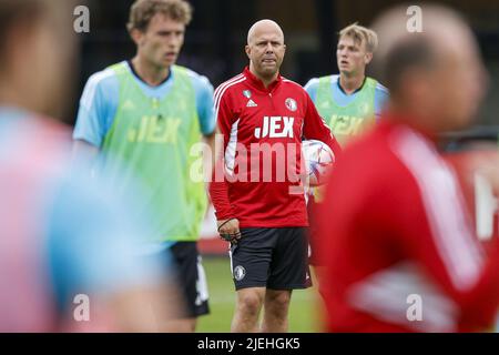 2022-06-27 12:04:09 ROTTERDAM - Feyenoord Trainer Arne Slot während Feyenoords erster Trainingseinheit am Sportkomplex 1908 am 27. Juni 2022 in Rotterdam, Niederlande. ANP PIETER STAM DE JONGE niederlande Out - belgien Out Stockfoto