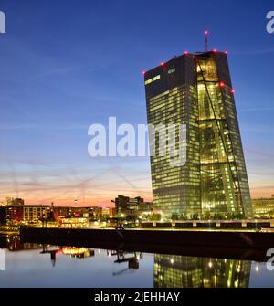 Neues Gebäude der Europäischen Zentralbank, EZB, Dämmerung, Ostend, Frankfurt am Main, Hessen, Deutschland Stockfoto