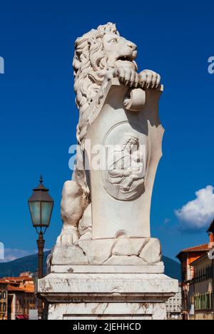 Löwenstatue aus Marmor mit alter Straßenlaterne, errichtet 1875 im historischen Zentrum von Pisa Stockfoto