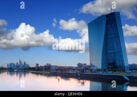 Neues Gebäude der Europäischen Zentralbank, EZB, Ostend, Frankfurt am Main, Hessen, Deutschland, Skyline bei Dämmerung, Flößerbrücke, Frankfurt am Mai Stockfoto