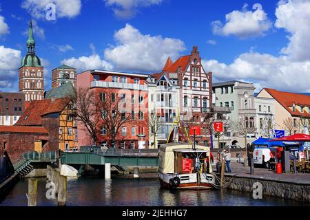 Blick vom Querkanal auf alte Backsteinbauten am Hafen der Hansestadt Stralsund, UNESCO Weltkulturerbe, Mecklenburg Vorpommern, Detuschland, Europa, öf Stockfoto