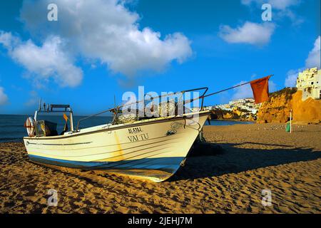 Fischerboot am Strand der Algarve bei Albufeira, Portugal, Stockfoto