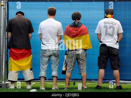 Fanfest, Schlossplatz, Stuttgart, UEFA , Fußball, Europameisterschaft, Pinkelpause der Fans, Stockfoto