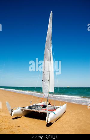 Frankreich, Charente-Maritime, Insel Oleron, OlÈron, Ile d'Oleron, Oele d'OlÈron, Poitou-Charentes, Strand von Boyardville, Katamaran Stockfoto