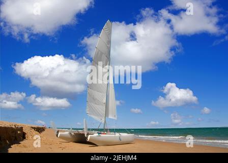 Frankreich, Charente-Maritime, Insel Oleron, OlÈron, Ile d'Oleron, Oele d'OlÈron, Poitou-Charentes, Strand von Boyardville, Katamaran Stockfoto