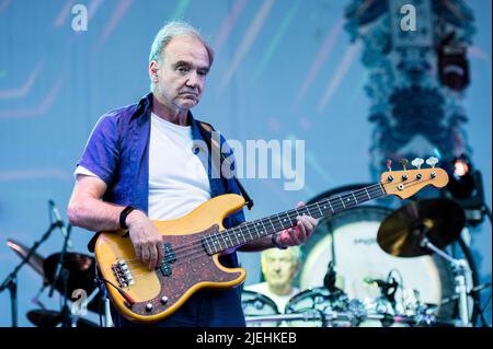 ITALIEN, STUPINIGI, 27. 2022. JUNI: Guy Pratt, Bassist der englischen Rockband „Nick Mason's Saucerful of Secrets“, spielt live auf der Bühne die frühe Musik von Pink Floyd Stockfoto