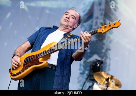 ITALIEN, STUPINIGI, 27. 2022. JUNI: Guy Pratt, Bassist der englischen Rockband „Nick Mason's Saucerful of Secrets“, spielt live auf der Bühne die frühe Musik von Pink Floyd Stockfoto