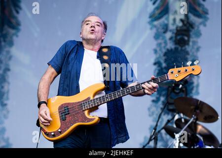 ITALIEN, STUPINIGI, 27. 2022. JUNI: Guy Pratt, Bassist der englischen Rockband „Nick Mason's Saucerful of Secrets“, spielt live auf der Bühne die frühe Musik von Pink Floyd Stockfoto