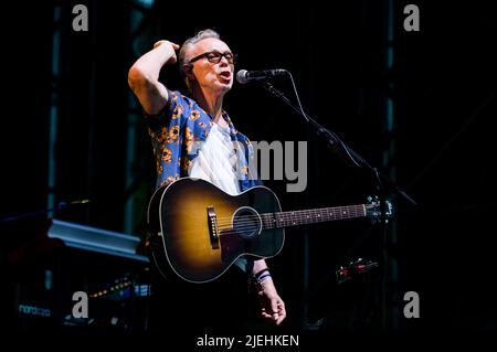 ITALIEN, STUPINIGI, 27. 2022. JUNI: Gary Kemp, Gitarrist der englischen Rockband „Nick Mason's Saucerful of Secrets“, spielt live auf der Bühne die frühe Musik von Pink Floyd Stockfoto