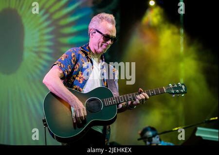 ITALIEN, STUPINIGI, 27. 2022. JUNI: Gary Kemp, Gitarrist der englischen Rockband „Nick Mason's Saucerful of Secrets“, spielt live auf der Bühne die frühe Musik von Pink Floyd Stockfoto