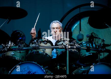 ITALIEN, STUPINIGI, 27. 2022. JUNI: Nick Mason, Drummer der englischen Rockband „Nick Mason's Saucerful of Secrets“, spielt live auf der Bühne die frühe Musik von Pink Floyd Stockfoto