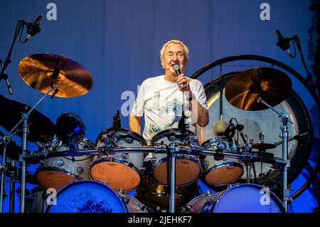 ITALIEN, STUPINIGI, 27. 2022. JUNI: Nick Mason, Drummer der englischen Rockband „Nick Mason's Saucerful of Secrets“, spielt live auf der Bühne die frühe Musik von Pink Floyd Stockfoto