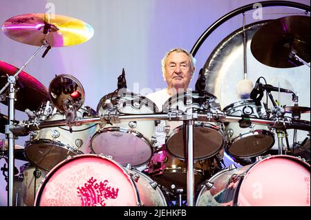 ITALIEN, STUPINIGI, 27. 2022. JUNI: Nick Mason, Drummer der englischen Rockband „Nick Mason's Saucerful of Secrets“, spielt live auf der Bühne die frühe Musik von Pink Floyd Stockfoto