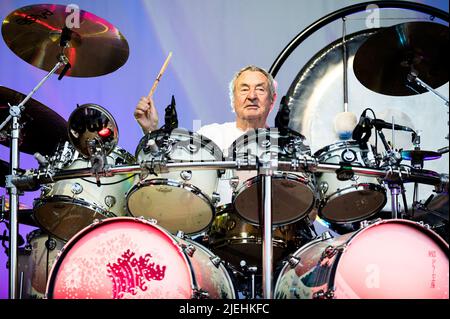 ITALIEN, STUPINIGI, 27. 2022. JUNI: Nick Mason, Drummer der englischen Rockband „Nick Mason's Saucerful of Secrets“, spielt live auf der Bühne die frühe Musik von Pink Floyd Stockfoto