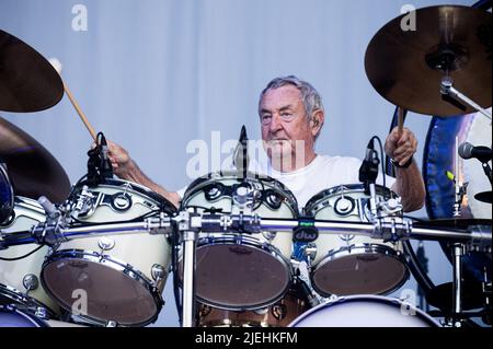 ITALIEN, STUPINIGI, 27. 2022. JUNI: Nick Mason, Drummer der englischen Rockband „Nick Mason's Saucerful of Secrets“, spielt live auf der Bühne die frühe Musik von Pink Floyd Stockfoto