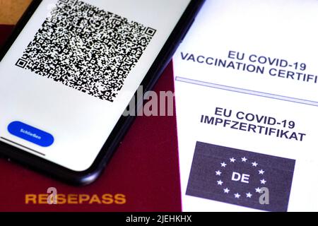 EU Covid-19 Impfnachweis, Reisepass, Impfausweis, App, Scan, Scanner, QR-Code, Handy, Smartphone, Stockfoto