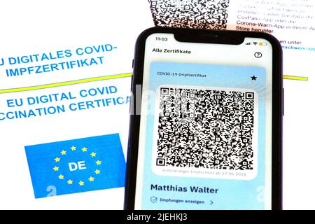 EU Covid-19 Impfnachweis, Reisepass, Impfausweis, App, Scan, Scanner, QR-Code, Handy, Smartphone, Stockfoto