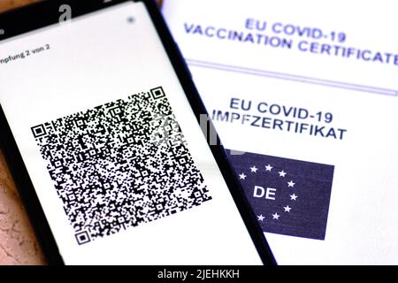 EU Covid-19 Impfnachweis, Reisepass, Impfausweis, App, Scan, Scanner, CR-Code, Handy, Smartphone, QR-Code, QR-Code, Stockfoto