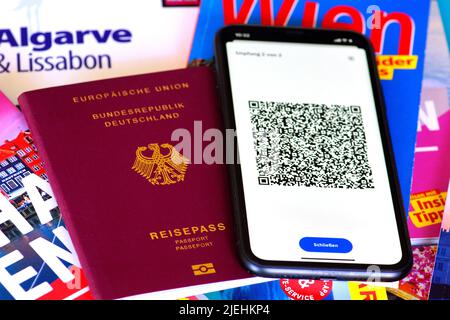 EU Covid-19 Impfnachweis, Reisepass, Impfausweis, App, Scan, Scanner, QR-Code, Handy, Smartphone, Stockfoto