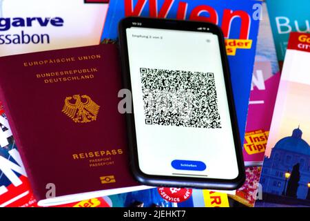 EU Covid-19 Impfnachweis, Reisepass, Impfausweis, App, Scan, Scanner, QR-Code, Handy, Smartphone, Stockfoto