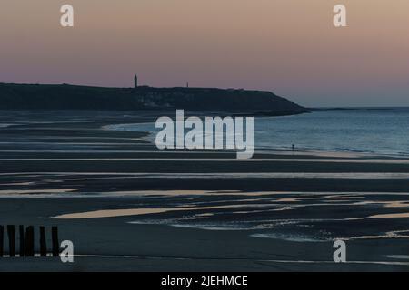 Cap Gris-Nez mit Leuchtturm in schöner Dämmerung nach Sonnenuntergang an der französischen Opalküste an der Nordsee mit Sandstrand im Vordergrund, Wissant, Frankreich Stockfoto