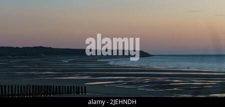 Panorama Cap Gris-Nez mit Leuchtturm in schöner Dämmerung nach Sonnenuntergang an der Opalküste an der Nordsee mit Sandstrand im Vordergrund, Wissant, Frankreich Stockfoto