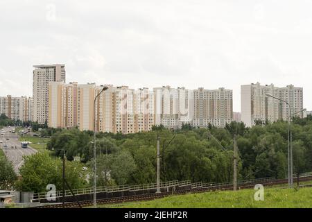 Stadtlandschaft. Schlafbereich von Moskau. Typische Hochhausgebäude in Russland. Gehäuse-, Gebäude-, Baukonzept. Hochwertige Fotos