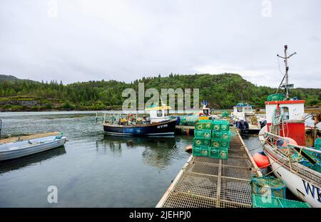 Boote vertäuten im Hafen von Plockton, Lochalsh, Wester Ross Area, einem Dorf in den schottischen Highlands am Loch Carron, wo Hamish Macbeth lag Stockfoto