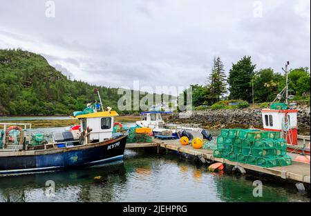 Boote vertäuten im Hafen von Plockton, Lochalsh, Wester Ross Area, einem Dorf in den schottischen Highlands am Loch Carron, wo Hamish Macbeth lag Stockfoto