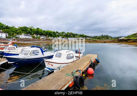 Boote vertäuten im Hafen von Plockton, Lochalsh, Wester Ross Area, einem Dorf in den schottischen Highlands am Loch Carron, wo Hamish Macbeth lag Stockfoto