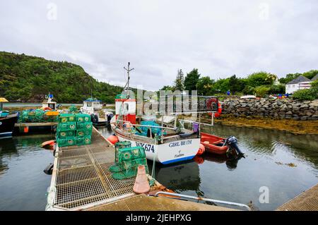 Boote vertäuten im Hafen von Plockton, Lochalsh, Wester Ross Area, einem Dorf in den schottischen Highlands am Loch Carron, wo Hamish Macbeth lag Stockfoto