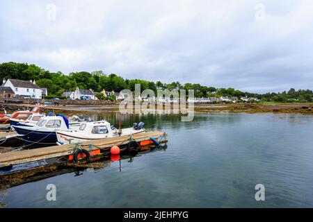 Boote vertäuten im Hafen von Plockton, Lochalsh, Wester Ross Area, einem Dorf in den schottischen Highlands am Loch Carron, wo Hamish Macbeth lag Stockfoto