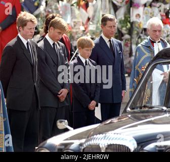 PA News Foto vom September 1997. Im Bild: Der Earl Spencer, Prinz William, Prinz Harry und der Prinz von Wales warten, während der Leichenwagen, der den Sarg von Diana trägt, Prinzessin von Wales sich darauf vorbereitet, Westminster Abbey nach ihrem Trauerdienst zu verlassen. PA Feature SHOWBIZ Film Reviews. Bildnachweis sollte lauten: PA Archive/PA Images/Fiona Hanson. Alle Rechte Vorbehalten. ACHTUNG: Dieses Bild darf nur zur Begleitung von PA Feature SHOWBIZ Film Reviews verwendet werden. Stockfoto