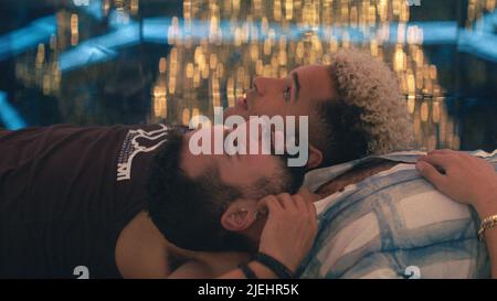 Undated TV noch Handout von Queer als Folk. Im Bild: Devin Way als Brodie und Johnny Sibilly als Noah. PA Feature SHOWBIZ Download Bewertungen. Bildnachweis sollte lauten: PA Photo/Pfau TV LLC. Alle Rechte Vorbehalten. ACHTUNG: Dieses Bild darf nur verwendet werden, um PA Feature SHOWBIZ Download Bewertungen zu begleiten. Stockfoto