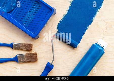 Lackwalze und Farbrohr für Hausrenovierung und Wandlackierung Stockfoto