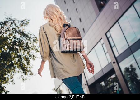 Hinten hinten hinten hinter Ansicht Porträt von attraktiven blonden Mädchen, die spazieren gehen zu einem Universitätsstudium im Ausland High School in der Stadt im Freien Stockfoto