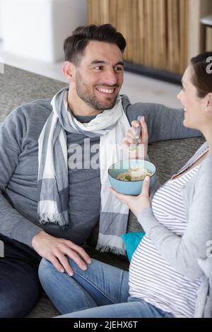 Junge schwanger Paar mit Getreide Stockfoto