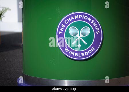 London, Großbritannien. 27.. Juni 2022. Tennis: Wimbledon Championships, Grand-Slam-Turnier. Das Turnierlogo mit der Aufschrift „The Championships Wimbledon“ ist an einem Lauf befestigt. Quelle: Frank Molter/dpa/Alamy Live News Stockfoto