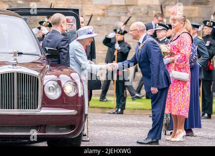 Königin Elizabeth II. Trifft Lord Provost Robert Aldridge bei der Zeremonie der Schlüssel auf dem Vorplatz des Palace of Holyroodhouse in Edinburgh, begleitet von dem Earl und der Gräfin von Wessex, im Rahmen ihrer traditionellen Reise nach Schottland für die Holyrood Week. Bilddatum: Montag, 27. Juni 2022. Stockfoto