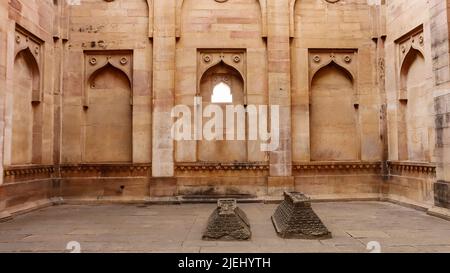 Gräber von Shahzadi und ihrem Liebhaber im Shahzadi ka Roza, Chanderi, Madhya Pradesh, Indien. Stockfoto